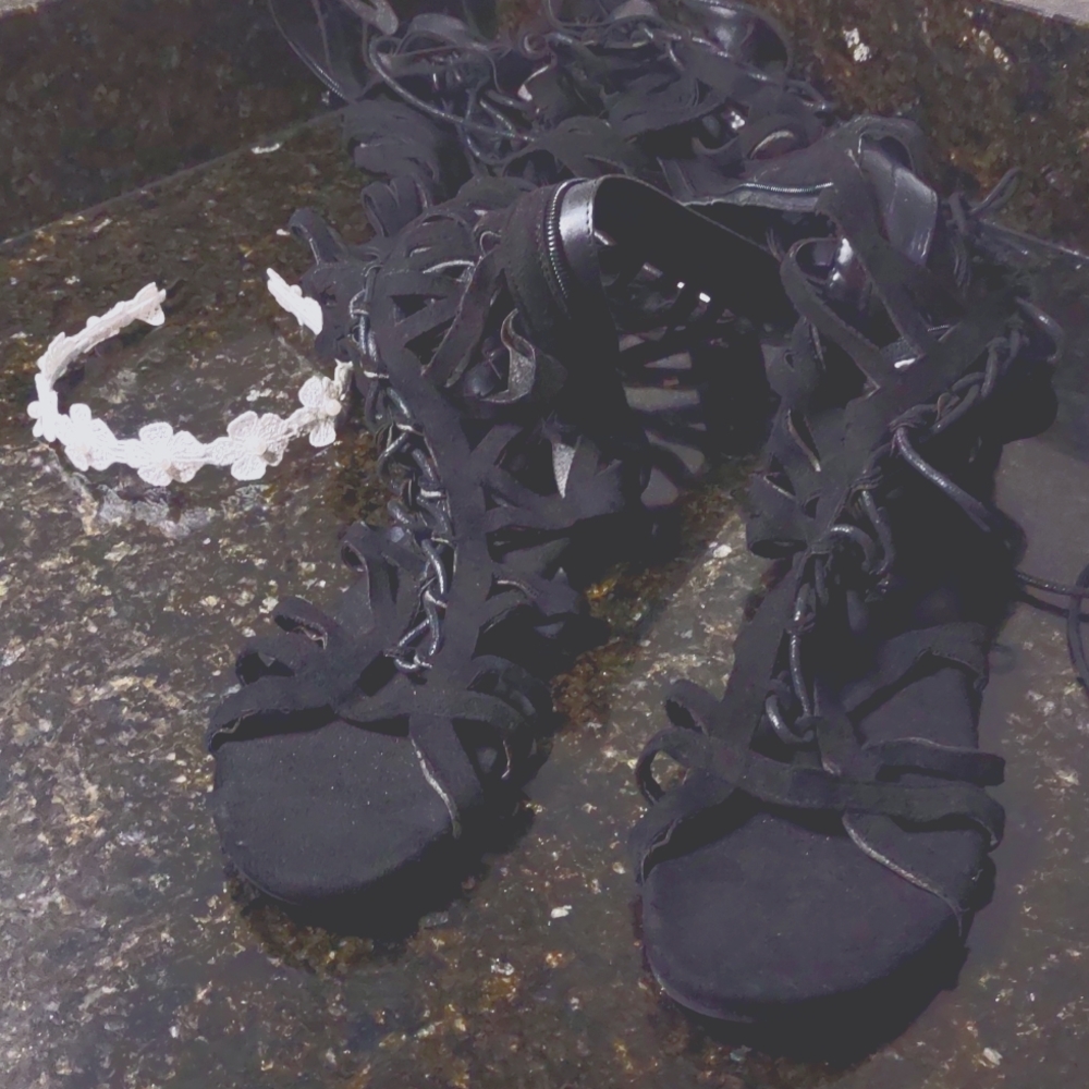 Fashion Nova Knee high Sandals Size 8 Black